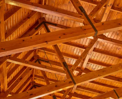 Charpente traditionnelle qui travaille : signes d’alerte et quand faire appel à un professionnel