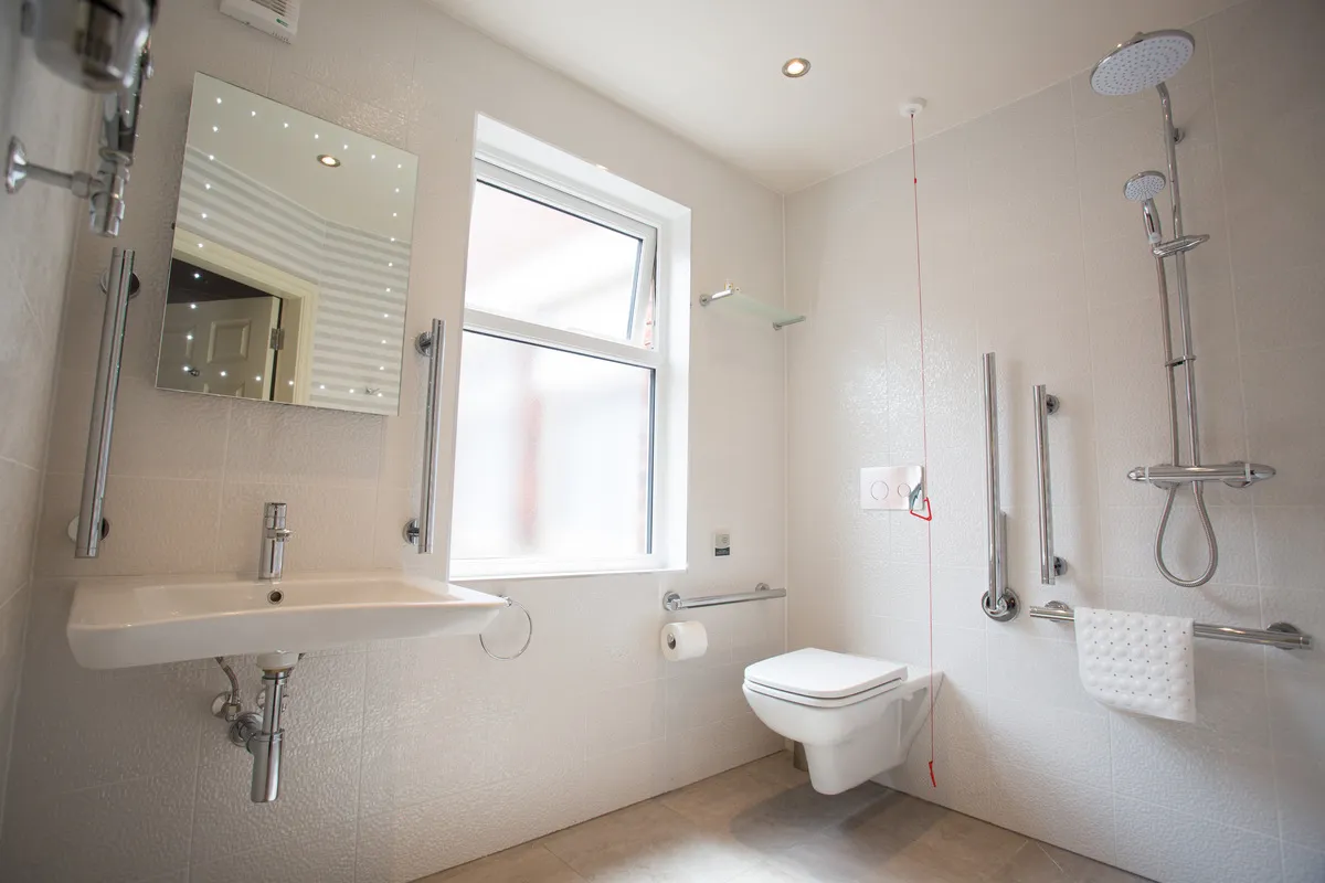 Salle de bains PMR : aménager une douche accessible pour senior ou personne à mobilité réduite