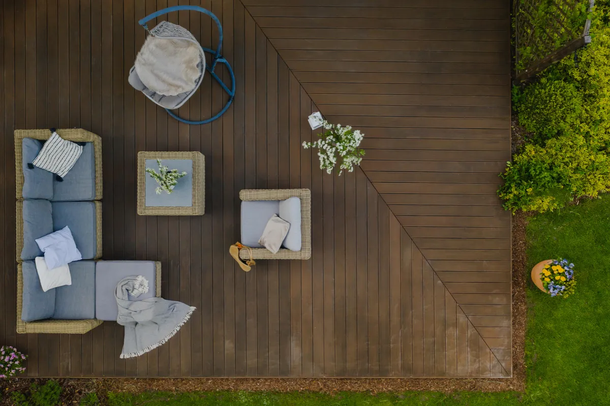 Terrasse en grès cérame, bois, composite ou béton : comment choisir le bon matériau ?